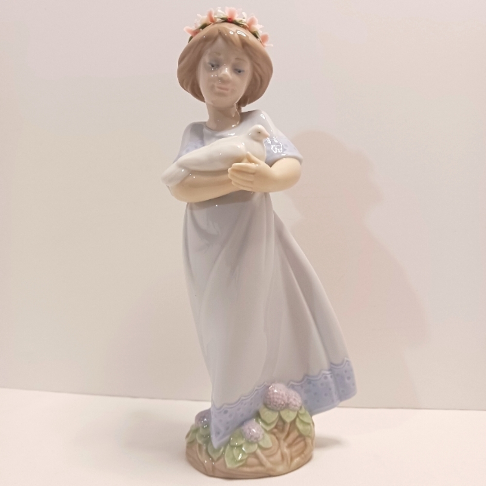 🕊MIB Lladro "Peaceful" Girl Holding Dove Porcelain Figurine In Box 06807